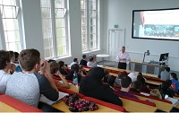 Alumnus Alan Mills gives talk to students